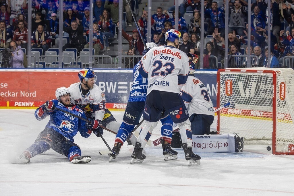 DEL, Deutsche Eishockey Liga Saison 2025/26, Playoff-Halbfinale, Spiel 1: Adler Mannheim gegen Red Bull München | DEL, Deutsche Eishockey Liga Saison 2025/26, Playoff-Halbfinale, Spiel 1: Adler Mannheim gegen Red Bull München***Marc Michaelis (65) errzielt das 3:2 für Mannheim - Realisiert mit Pictrs.com