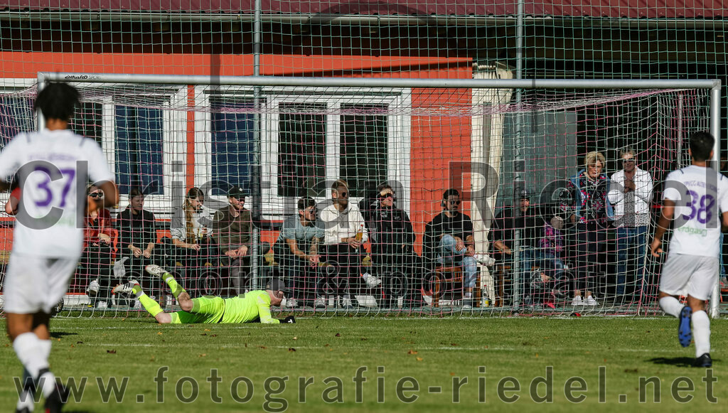2023-10-22_027_SpVgg_Eichenkofen_gegen_SpVgg_Altenerding_II | Erding, Deutschland, 22.10.2023:
Fußball, A-Klasse 2023 / 2024, 12. Spieltag, SpVgg Eichenkofen gegen SpVgg Altenerding II, Endergebnis: 3:1

Torwart Dennis Just (SpVgg Eichenkofen, #1)

Foto: Christian Riedel / fotografie-riedel.net
