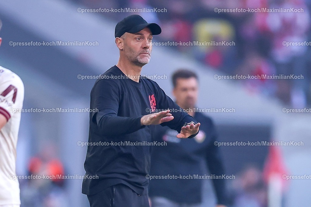 F9524042601021 | 24.04.2026, Fußball, Fortuna Düsseldorf - SC Dynamo Dresden, 2. Fußball Bundesliga, Herren, Merkur Spiel-Arena, 31. Spieltag, Saison 2025 2026: Cheftrainer Alexander Ende (Fortuna Düsseldorf) gestikulierend am Spielfeldrand   DFB regulations prohibit any use of photographs as image sequences and or quasi-video.
