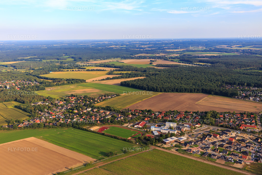 Luftbild: Sportplatz, Sporthalle der IGS Embsen in Embsen im Bundesland Niedersachsen in Deutschland. Foto: IMG_110044.jpg vom 16.08.2018 durch Werner Riehm/FLY-FOTO.deIGS Embsen