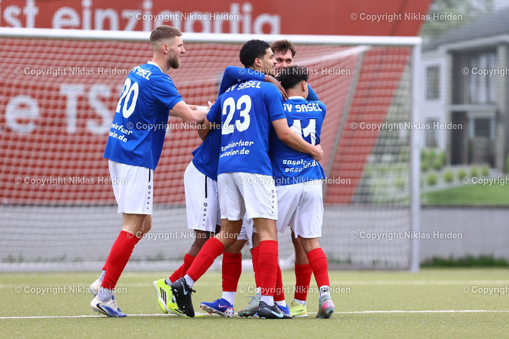 NH_TSVSasel_FCSuederelbe_OberligaHamburg_03042026 | #10 Lukas-Gabriel Kourkis (TSV Sasel) bejubelt zusammen mit seinen Teamkollegen seinen Treffer zum 2:1.Fußball I Herren I Gamesright Oberliga Hamburg I Saison 2025-2026  I 18. Spieltag I TSV Sasel - FC Süderelbe I 03.04.2026 I Sportplatz Parkweg