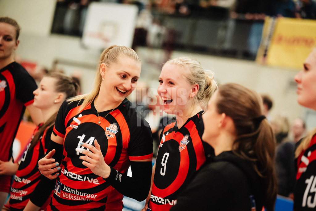 Volleyball | Frauen | Saison 2025/2026 | Volleyball Bundesliga | ETV Hamburger Volksbank Volleys vs. Ladies in Black Aachen | 29.10.2025 | v.l. Fiona Dittmann (#14, ETV Hamburger Volksbank Volleys) und Luise Klein (#9, ETV Hamburger Volksbank Volleys)