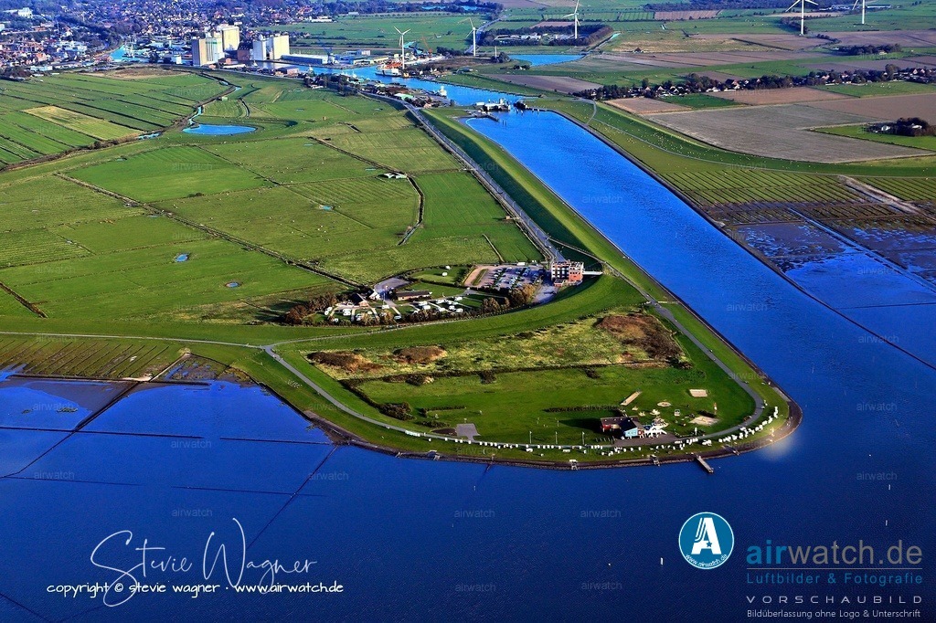 Luftbild Husum - Der Husumer Dockkoog ist ein beliebtes Naherholungs- und Badeziel | Der Husumer Dockkoog ist ein beliebtes Naherholungs- und Badeziel in der nordfriesischen Hafenstadt Husum, Schleswig-Holstein, und liegt direkt am Nationalpark Schleswig-Holsteinisches Wattenmeer.
