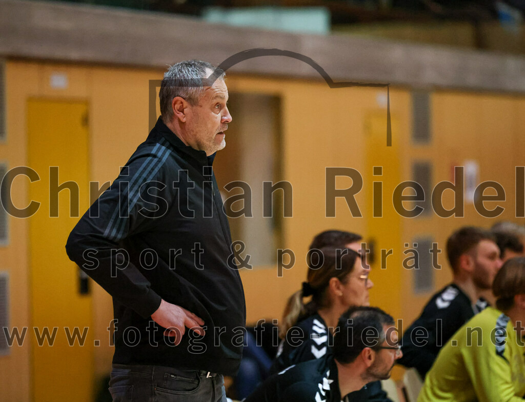 2023-01-21_043_SpVgg_Altenerding_gegen_SC_Eching | Erding, Deutschland, 21.01.2023:
Handball, Bezirksoberliga Männer 2022 / 2023, 12. Spieltag, SpVgg Altenerding gegen SC Eching, Endergebnis: 29:34

Trainer Peter Mesiarik (Spvgg Altenerding)

Foto: Christian Riedel / fotografie-riedel.net