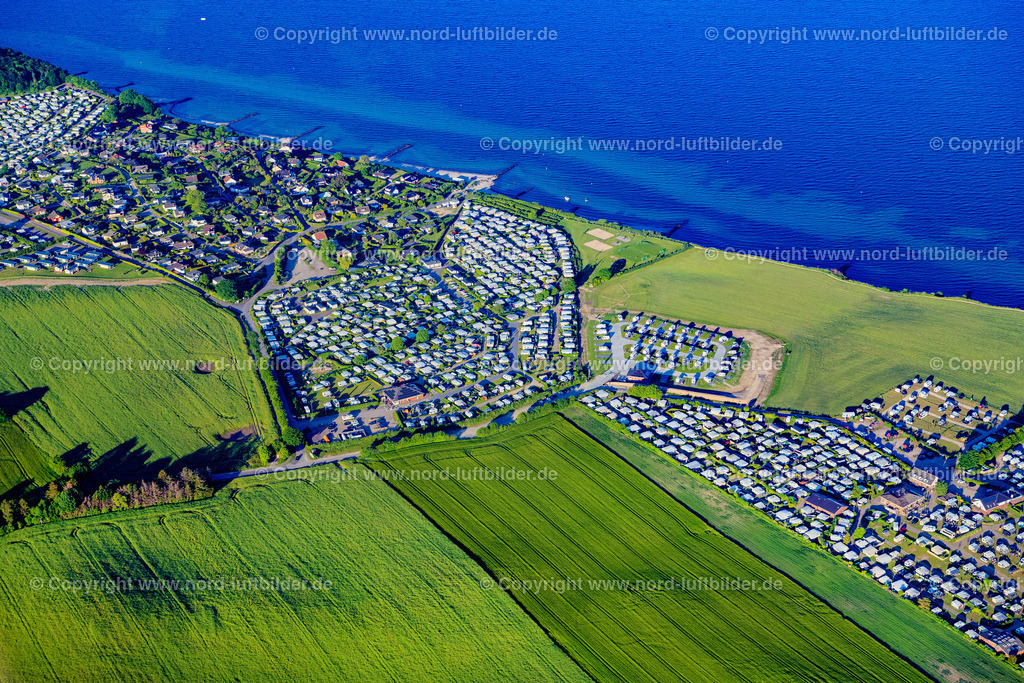 Bliesdorf_Campingland_Ostsee_ELS_8518030622 | SCHASHAGEN 03.06.2022 Campingplatz mit Wohnwagen und Zelten " Ostsee-Campingplatz Kagelbusch " in Schashagen an der Ostseeküste im Bundesland Schleswig-Holstein, Deutschland. Weiterführende Informationen bei: Ostsee-Campingplatz Kagelbusch L. Gosch GmbH & Co. KG. // Campsite with caravans and tents on the lake shore " Ostsee-Campingplatz Kagelbusch " in Schashagen at the baltic coast in the state Schleswig-Holstein, Germany. Further information at: Ostsee-Campingplatz Kagelbusch L. Gosch GmbH & Co. KG. Foto: Martin Elsen