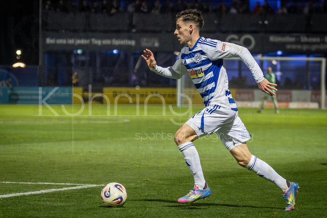 3. Liga: FC Viktoria Köln - MSV Duisburg, 21.12.2025 | Conor Noß (MSV Duisburg, 14) ; Köln, 21.12.2025, 19. Spieltag der 3. Fußball-Liga, FC Viktoria Köln - MSV Duisburg im Sportpark Hoehenberg in Köln.Die DFL-Bestimmungen verbieten die Verwendung von Fotografien als Bildsequenzen und / oder Quasi-Videos.