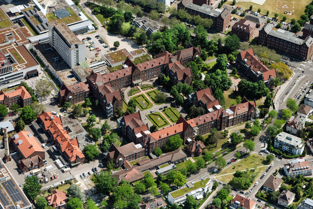 dr__0105715.jpg | KARLSRUHE 26.05.2023 Klinikgelände des Krankenhauses Städtisches Klinikum an der Moltkestraße an der Moltkestraße in Karlsruhe im Bundesland Baden-Württemberg, Deutschland.