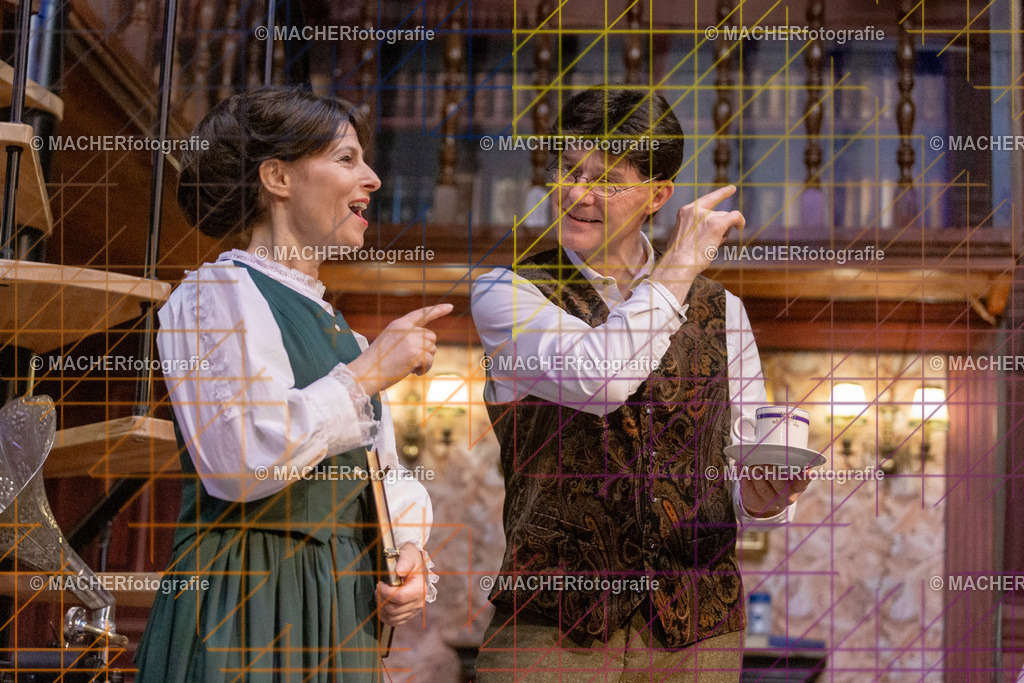 206_MFL-2025 | Portraitbilder von Regisseur; Darsteller; Techniker; Maske; Kostüme; Chor; Musiker; Bilderserie der Generalprobe und der Premierenvorstellung, Szenenbilder; Ausdrucksstudien; Bühnenüberblick; Bühnenkulissen; Pressefotos inkl. Redaktionsfoto Darstellergruppe.