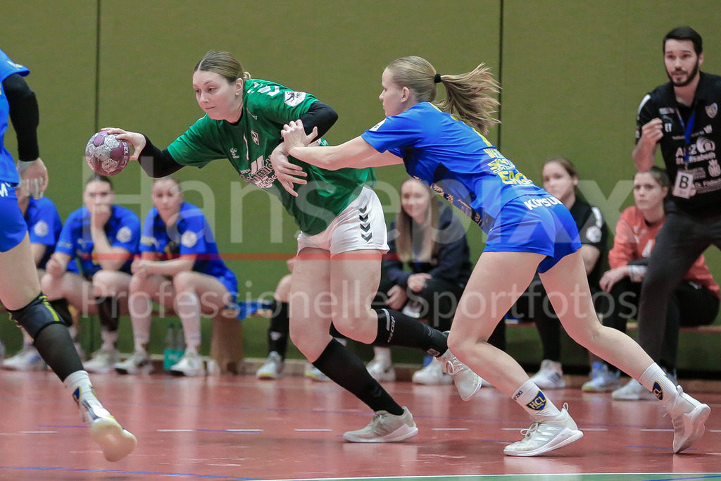 Handball, 2. Bundesliga Frauen, SV Werder Bremen - HC Leipzig | v.li.: Lena Thomas (SV Werder Bremen, 7) und Julia Weise (HC Leipzig, 7) im Zweikampf, Duell, Spielszene, Aktion, Action