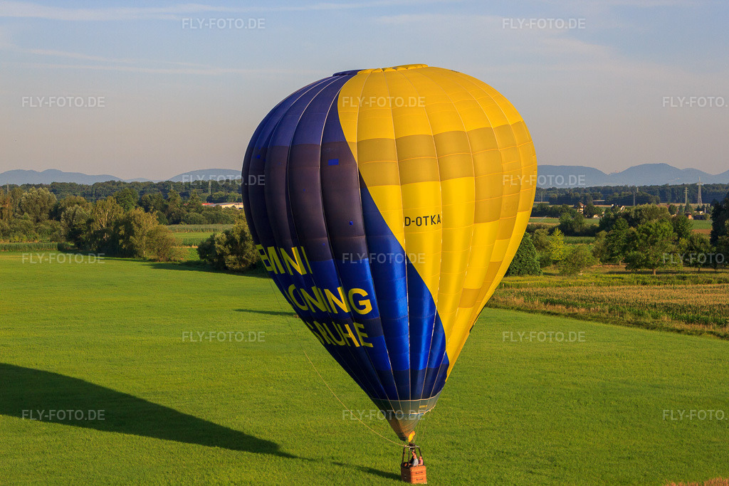 Luftbild: Landung eines Heissluftballons D-OTKA in Erlenbach bei Kandel im Bundesland Rheinland-Pfalz in Deutschland. Foto: IMG_70241.jpg vom 19.07.2014 durch Werner Riehm/FLY-FOTO.de