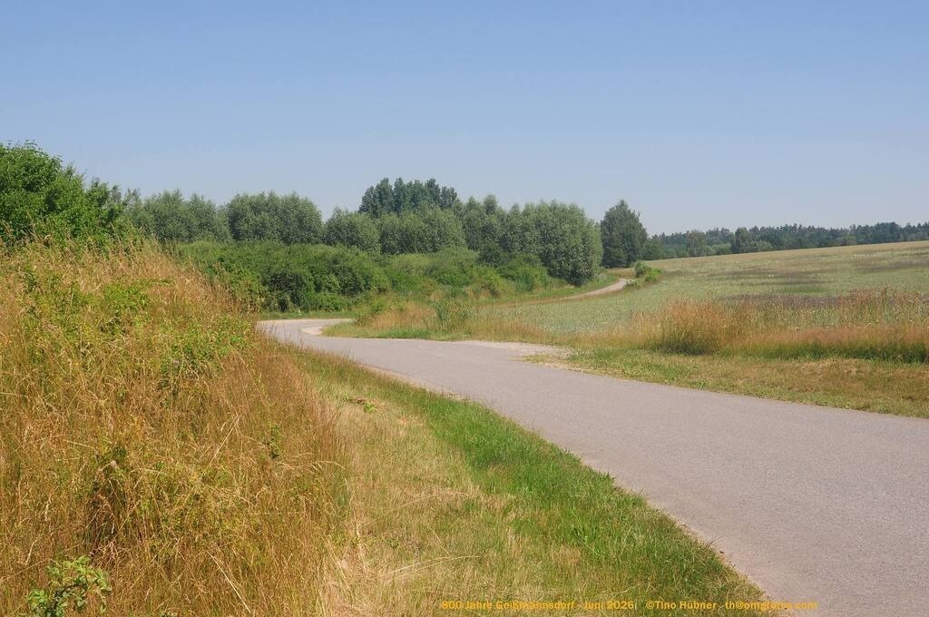 Geißmannsdorf-2026-Ortsbilder-191 | Geißmannsdorf bei Bischofswerda im Sommer 2026. Ein fotografischer Streifzug durch das Dorf Geißmannsdorf, mit Gebäuden, Straßen, Strohpuppen und geschmückten Vorgärten und Grundstücken anlässlich der 800-Jahr-Feier von Geißmannsdorf im Juni 2026 - Realisiert mit Pictrs.com
