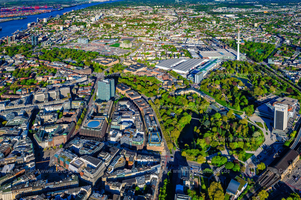 Hamburg_Planten_und_Blomen_Grosse_Wallanlagen_ELS_0111270425 | HAMBURG 27.04.2025 Parkanlage Planten un Blomen mit dem Parksee und Rosengarten in Hamburg, Deutschland. Weiterführende Informationen bei: hamburg.de GmbH & Co. KG. // Park of Planten un Blomen with the Parksee and rose garden in Hamburg, Deutschland. Further information at: hamburg.de GmbH & Co. KG. Foto: Martin Elsen