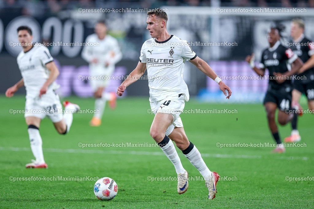 BMG05102502189 | 05.10.2025, Fußball, Borussia Mönchengladbach - SC Freiburg, 1. Fußball Bundesliga, Borussia-Park, Saison 2025 2026: Jan Urbich (Borussia Mönchengladbach #40) DFB regulations prohibit any use of photographs as image sequences and or quasi-video.
