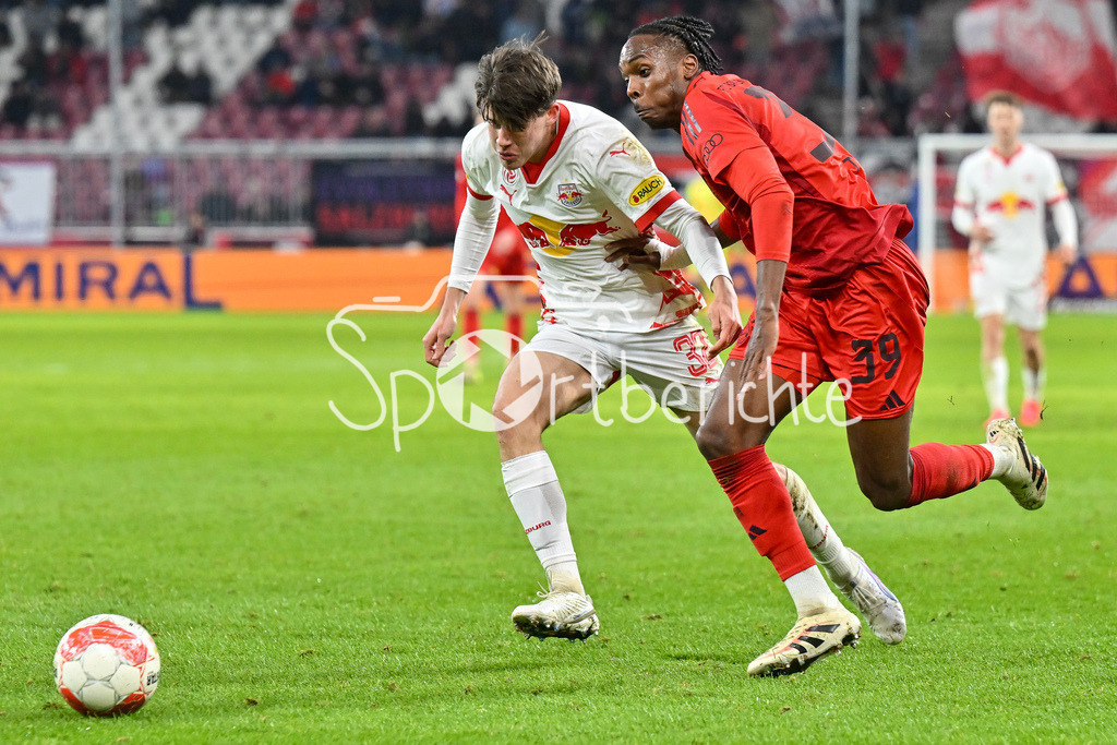 RB Salzburg - FC Bayern München | Im Duell Zeteny JANO (RB Salzburg 32) und Mathys TEL (FC Bayern Muenchen 39) / Zweikampf / Testspiel: RB Salzburg - FC Bayern Muenchen, Red Bull Arena am 06.01.2025