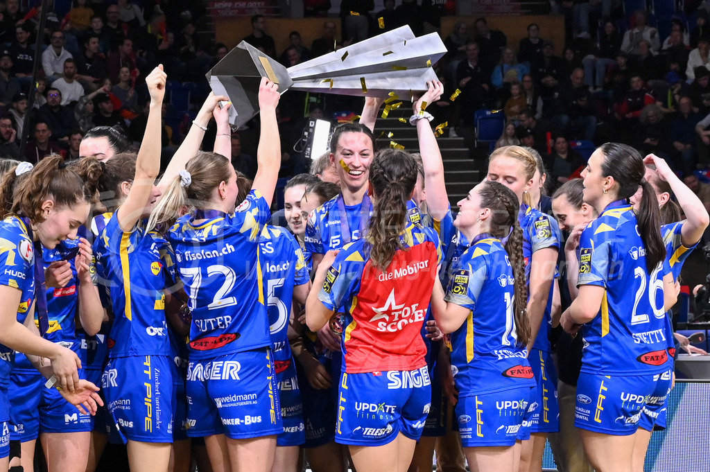 Kloten-Dietlikon Jets vs Skorpion Emmental Zollbrück - 15. April 2023 | 15.04.2023, Kloten, stimo arena, Swiss Unihockey Superfinal Frauen: Kloten-Dietlikon Jets - UHV Skorpion Emmental, Die Kloten-Dietlikon Jets sind Schweizer Meister 2022/23, in der Mitte Andrea Gaemperli (#5 Kloten-Dietlikon Jets). - Realisiert mit Pictrs.com