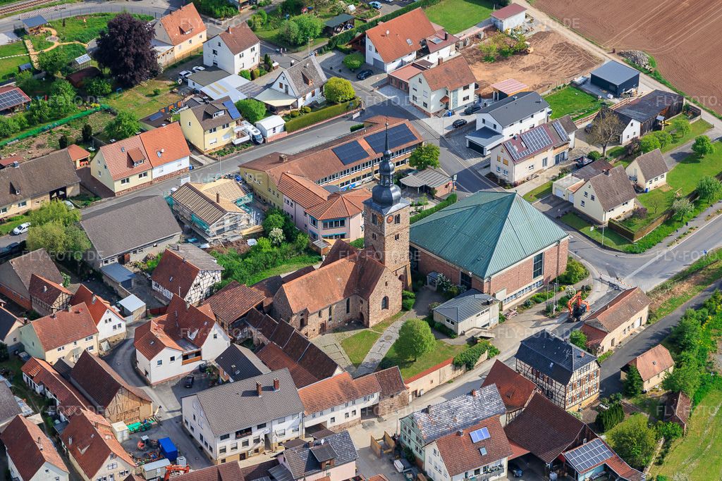 Luftbild: Kirche St. Georg (alt) im Ortsteil Diebach in Hammelburg im Bundesland Bayern in Deutschland.Foto: IMG_156100.jpg vom 03.05.2026 durch Werner Riehm/FLY-FOTO.deAuflösung des Originals: 5186 x 3458 pxPastoraler Raum Hammelburg: PG Am Sturmiusberg