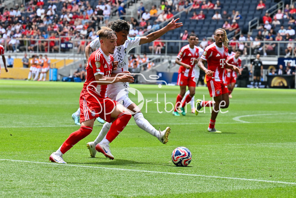 FC Bayern München - TQL Stadium | Im Duell Lennart KARL (FC Bayern Muenchen 46) und Jerson LAGOS (Auckland City FC 17) / Zweikampf / FIFA Club World Cup: FC Bayern Muenchen - Auchkland City FC, TQL Stadium am 15.06.2025 / BLD / ZDF / NOT FOR SALE IN USA