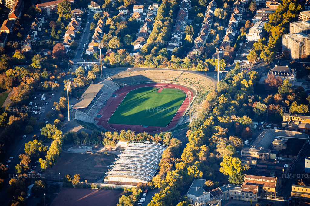 Luftbild: Südweststadion mit von Büschen überwucherter Tribüne und Sportpark Südwest im Ortsteil Süd in Ludwigshafen im Bundesland Rheinland-Pfalz in Deutschland. – Foto: IMG_159683.jpg vom 06.10.2026 durch Werner Riehm/FLY-FOTO.de – Auflösung des Originals: 6000 x 4000 px – Sportstätten | Stadtverwaltung Ludwigshafen