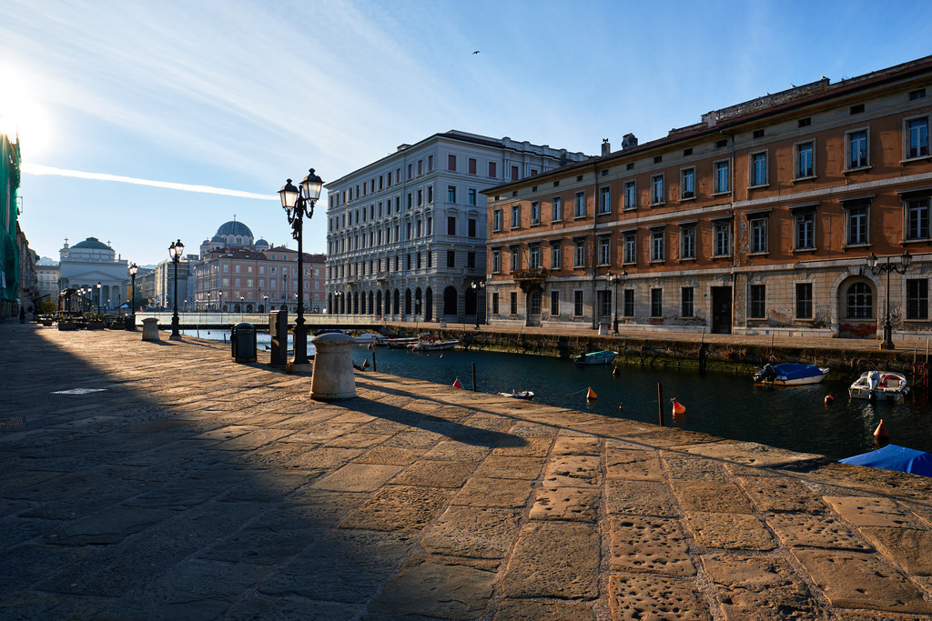 Blick auf den Canal Grande di Trieste im Morgenlicht | Triest, Austria - March 10, 2022: Canal Grande di Trieste im Morgenlicht. - Realisiert mit Pictrs.com