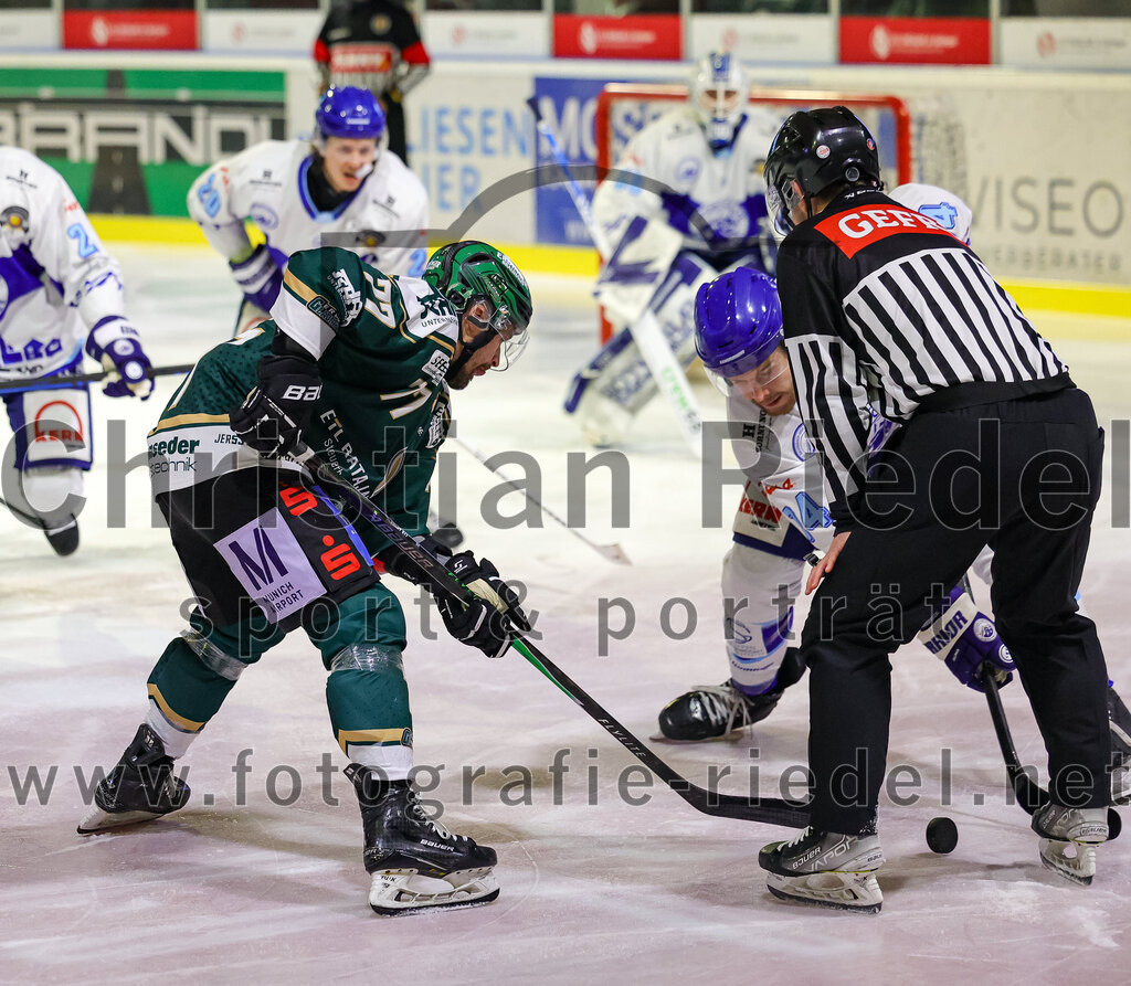 2026-01-23_073_TSV_Erding_gegen_SC_Riessersee | Erding, Deutschland, 23.01.2026:Eishockey, Oberliga Süd 2025 / 2026, 40. Spieltag, TSV Erding gegen SC Riessersee, Endergebnis: 6:5 n.V.Philipp Michl (Erding Gladiators, #77), Jesse Roach (SC Riessersee, #74)Foto: Christian Riedel / fotografie-riedel.net