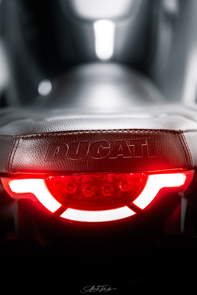 Ducati Scrambler Nightshift | Entdecken Sie die faszinierende Welt von Alexander Tschuncky Arts: Kreative Fotografie, atemberaubende Automobilkunst und hochwertiger Bilderdruck. Lassen Sie sich inspirieren! - Realisiert mit Pictrs.com