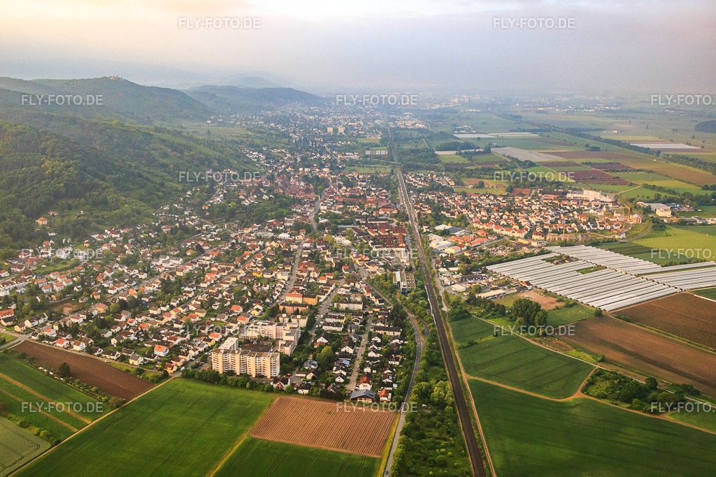 Bahnlinie nach S und Folienhäuser für Erdbeeren des Spargel & Obsthof Wendel | Luftbild: Bahnlinie nach S und Folienhäuser für Erdbeeren des Spargel & Obsthof Wendel im Ortsteil Sandwiese in Zwingenberg im Bundesland Hessen in Deutschland. Foto: IMG_089151.jpg vom 25.05.2016 durch Werner Riehm/FLY-FOTO.de - Realisiert mit Pictrs.com