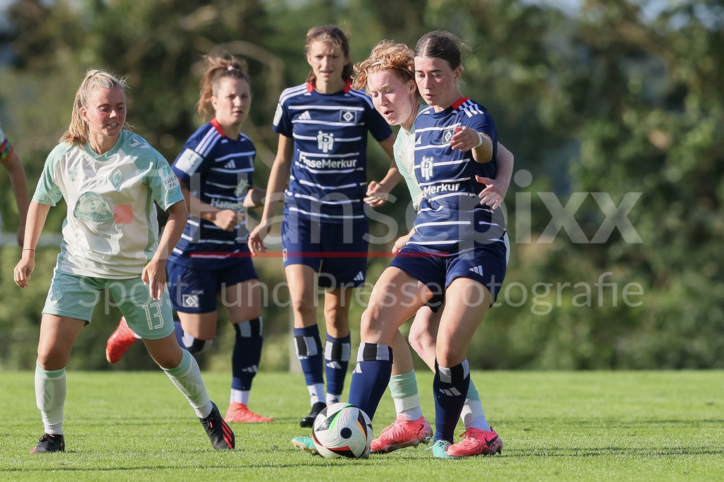 Fussball, Testspiel Frauen, Hamburger SV - SV Werder Bremen | v.li.: Ricarda Walkling (SV Werder Bremen, 13), Lena Dahms (SV Werder Bremen, 37) und Carla Wilson (Hamburger SV, 5) im Zweikampf, Duell, Dynamik, Aktion, Action, Spielszene