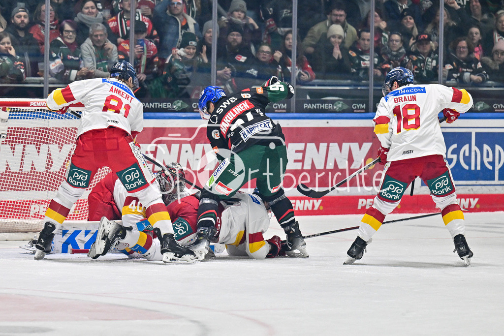 Augsburger Panther - Düsseldorfer EG | die DEG kann vor Anrei HAKULINEN (Augsburger Panther #94) klaeren / DEL: Augsburger Panther - Duesseldorfer EG, Curt Frenzel Stadion am 04.03.2025