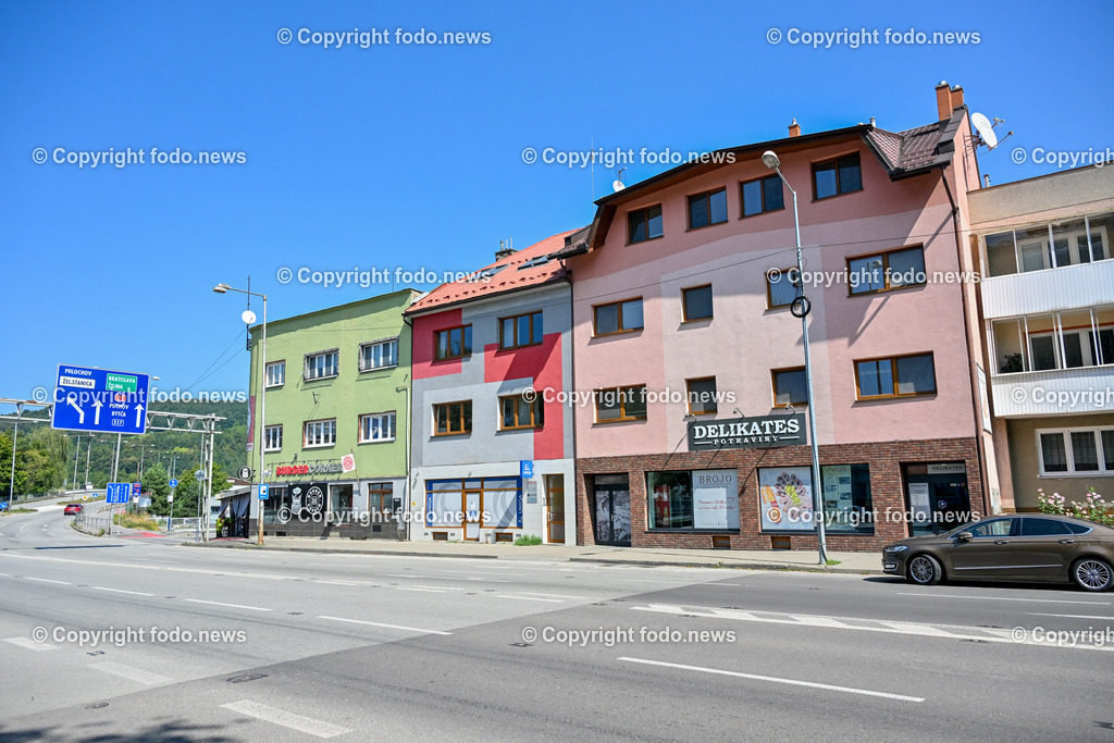 Slowakei_ Trenciansky kraj_ Povazska Bystrica_ 26.08.2024-73 | 26.08.2024, Slowakei, SVK, Trenciansky kraj, Povazska Bystrica, im Bild Stadt in der Nordwestslowakei, Stadtansichten, Gebaeude, Architektur, Turm, Bruecke, Bahnhof, Zentrum, Prior, Kaufhaus, Park, Strassen, Haeuser, Infrastruktur, kommunistische Symbolik, Denkmaeler, Kultur