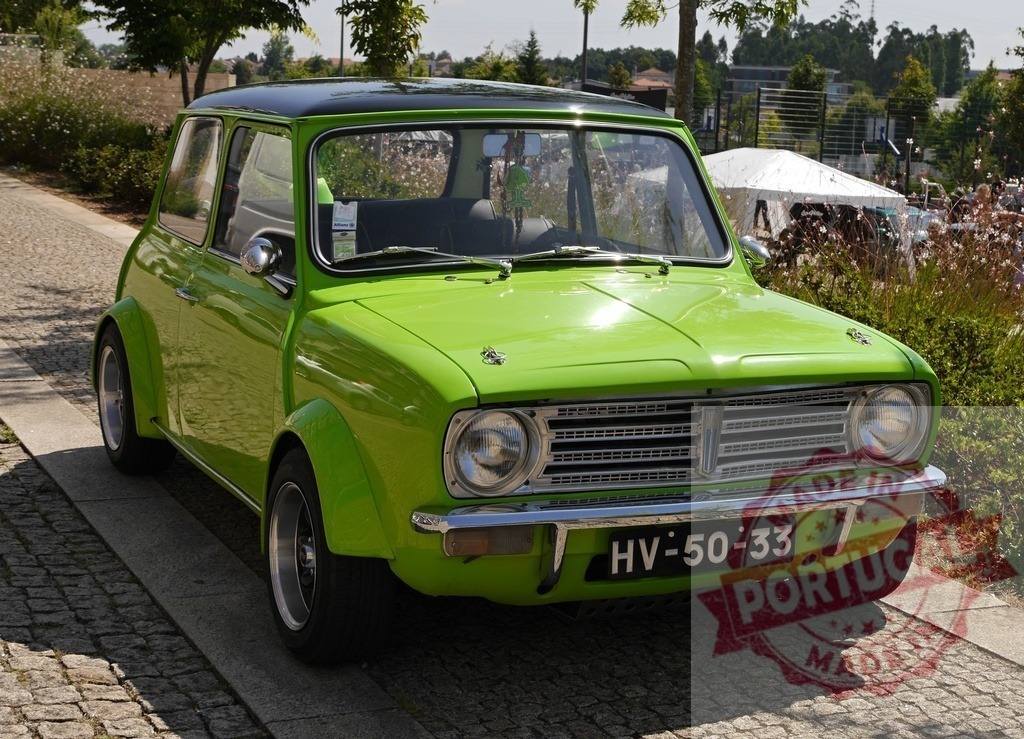 Lime green classic Mini Cooper car parked outdoor | Bright green classic Mini Cooper car with black roof parked on cobblestones - Realisiert mit Pictrs.com