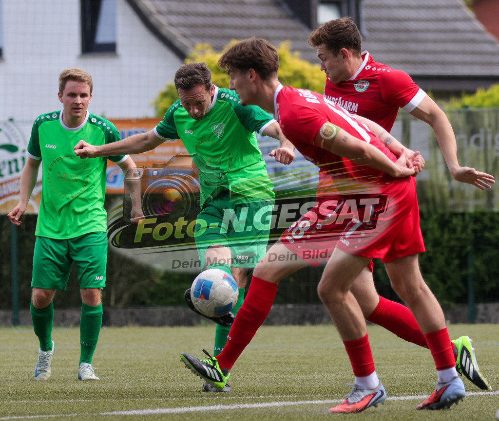 Bünder SV - TV Elverdissen | Auf dem Bild zu sehen: rot Bünder SV v.l.: Nicolai König, Yannis Bohmeyer ; grün TV Elverdissen v.l.: Fabian Ebeling, Thomas Barthel  Bünder SV, TV Elverdissen, Saison 26/27, Kreisliga A, Bünde, Deutschland - Realisiert mit Pictrs.com
