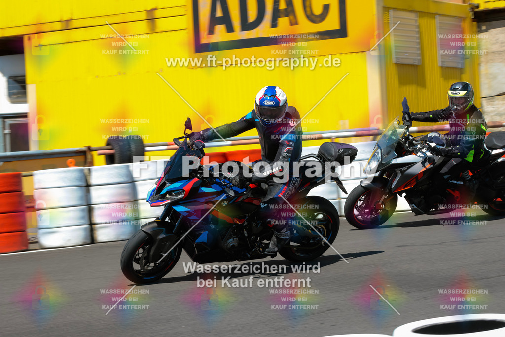 Moto-TeamOBK-22005 | Hier findet Ihr Bilder von Touristenfahrten auf der Nürburgring Nordschleife oder von anderen Veranstaltungen die ich besucht habe. Viel Spass beim Durch Schauen 