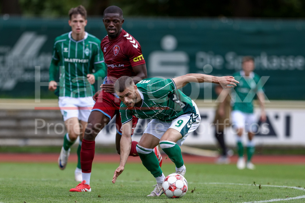 Fussball, Regionalliga Nord, SV Werder Bremen II - SC Weiche Flensburg | v.li.: Marshall Faleu Ngassa (SC Weiche Flensburg 08, 4) und Christian Stark (SV Werder Bremen II, 9) im Zweikampf, Duell, Dynamik, Aktion, Action, Spielszene