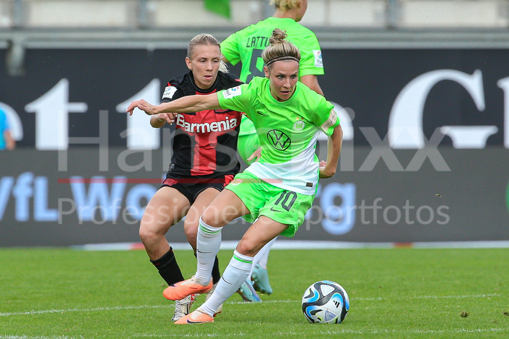 Fussball, Google Pixel Frauen-Bundesliga, VfL Wolfsburg - Bayer 04 Leverkusen | v.li.: Elisa Senß (Senss, Bayer 04 Leverkusen, 6) und Svenja Huth (VfL Wolfsburg, 10) im Zweikampf, Duell, Dynamik, Aktion, Action, Spielszene, DIE DFB-RICHTLINIEN UNTERSAGEN JEGLICHE NUTZUNG VON FOTOS ALS SEQUENZBILDER UND/ODER VIDEOÄHNLICHE FOTOSTRECKEN. DFB REGULATIONS PROHIBIT ANY USE OF PHOTOGRAPHS AS IMAGE SEQUENCES AND/OR QUASI-VIDEO.