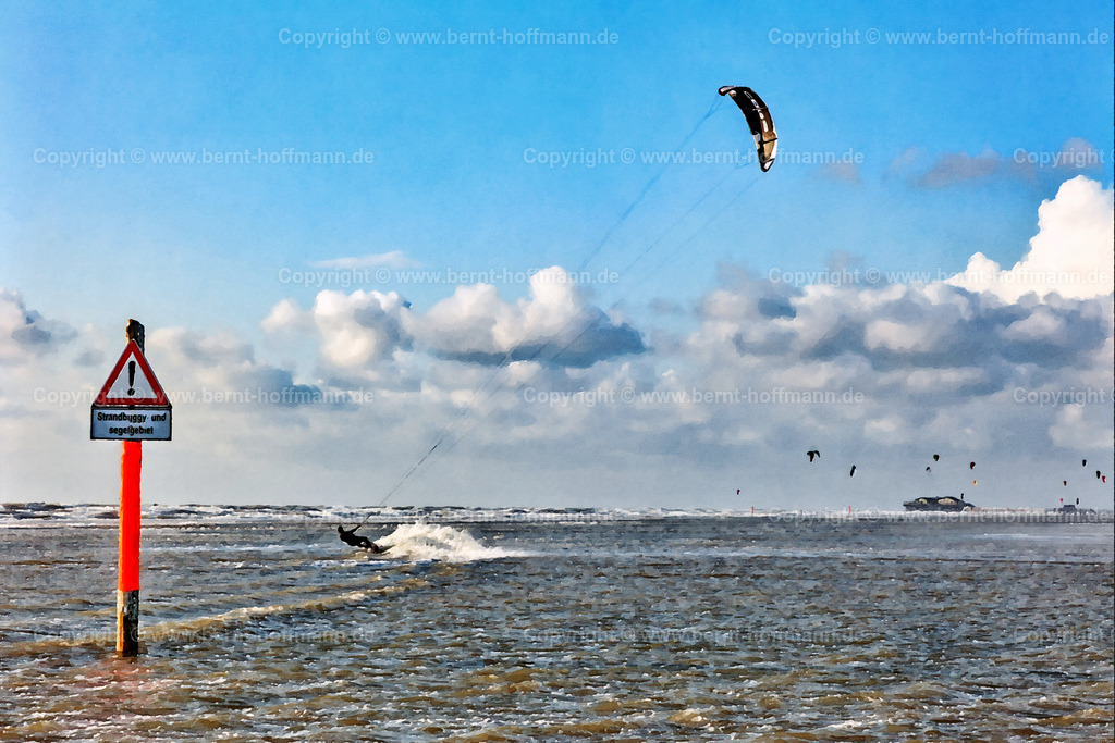 PDM2_1513_SPO-Kiten_150x100 | DIGITALKUNST. Kite-Surfer am Nordseestrand. __ Flachwasserzone am Strand vor Sankt Peter-Ording. - Realisiert mit Pictrs.com