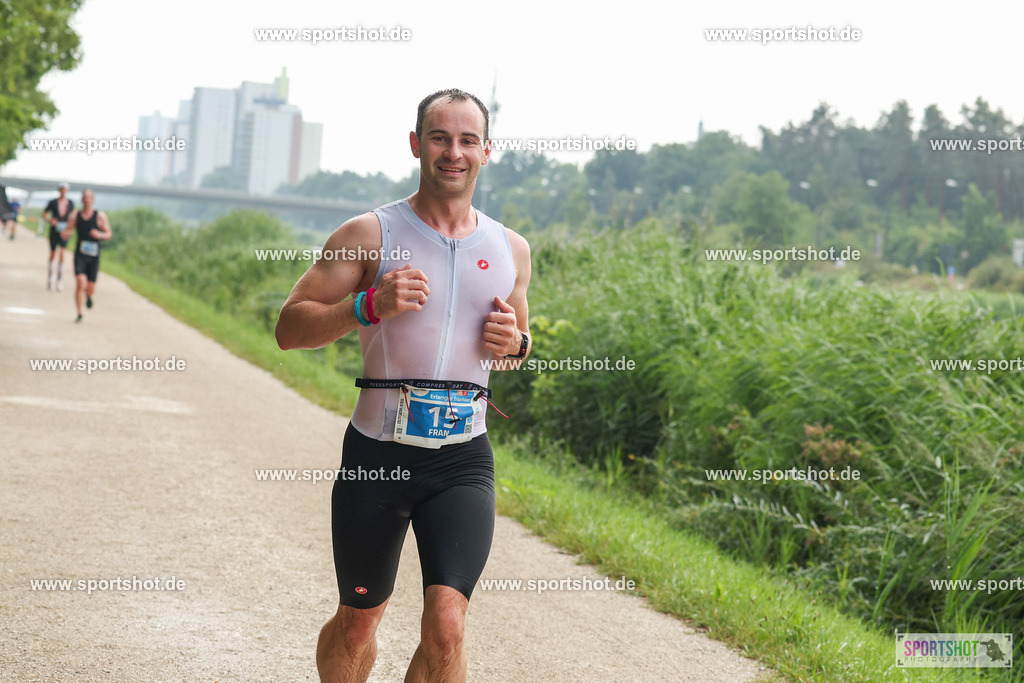 LUR_1565 | 34. M-net Erlanger Triathlon 2025 #erlangertriathlon  #mnettriathlon2025 #mnettriathlon #team #olympischedistanz #mitteldistanz #triathlon #maindonaukanal  #erlangertriathlon2025 #yourpictrs #tv1848 #tv1848erlangen  #triathlonbayern #sportinerlangen #demsportverbunden #sportshot_your_pictrs Copyright: www.sportshot.de