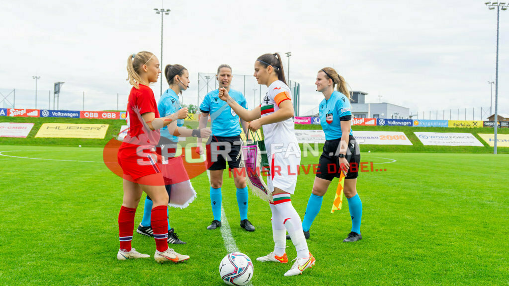 Norwegen U19  Bulgarien U19 | Julie Aune Jorde (Norway #6) Dimitra Ivanova (BUL #14) Referee Katalin Sipos (HUN) Assistant Referee Judit Kulcsár (HUN) Assistant Referee Barbara Wenigwieser (AUT) ; Norwegen U19  Bulgarien U19 am 13.05.2022 in Wels
(Huber Arena), AUSTRIA, (Photo by Ernst Krawagner sport-fan.at) - Realisiert mit Pictrs.com