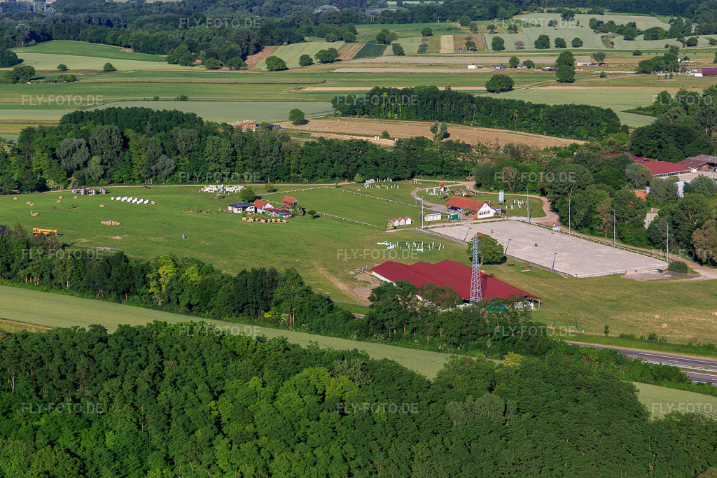 Luftbild: Haras De La Née in Mothern im Bundesland Bas-Rhin in Frankreich. – Foto: IMG_080168.jpg vom 05.06.2015 durch Werner Riehm/FLY-FOTO.de – Auflösung des Originals: 5472 x 3648 px – Haras de la Nee équitation chevaux concours