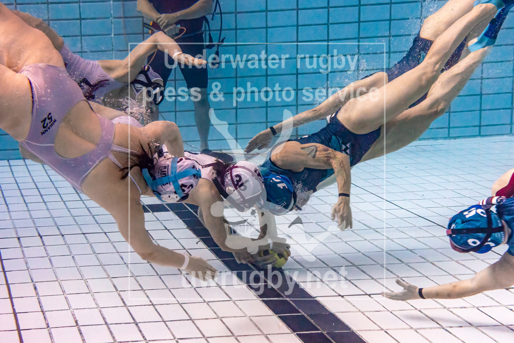 24. - 26.11.2023: Unterwasser-Rugby Champions Cup 2023  | Damen-Spiel um Platz 5:  Amager Uv-Rugby (Dänemark) in blau gegen UWRC Wien / Österreich in weiß. Kampf um den Spielball beim Anschwimmen. Die Österreicherin Elisabeth Marecek (weiß #36) und die Dänin Johanne Press Wegeberg (blau #10) sind, nach dem Hupsignal des Spielleiters, als erstes am Ball angekommen. - Realisiert mit Pictrs.com