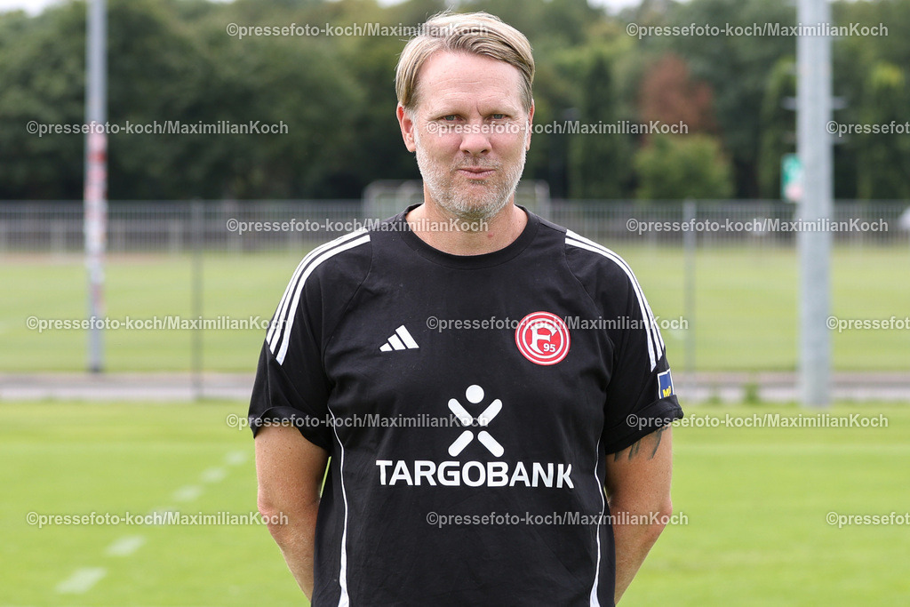 Due2BL25072401034 | Teammanager Sascha Rösler ; Fortuna Düsseldorf; 2. Bundesliga, Porträttermin 2024/2025