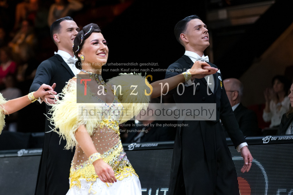 20241109_DM-Formationen_Vorrunde_3147 | Tanzsportbilder, Standardtanz, Lateintanz, WDSF, DTV, LTVB, dancecomp, goc, hessen tanzt, blaues band der spree, walzer, tango, wiener walzer, slowfox, quickstepp, samba, rumba, cha-cha-cha, paso doble. jive, hd-kroft photography, turniertanzsport