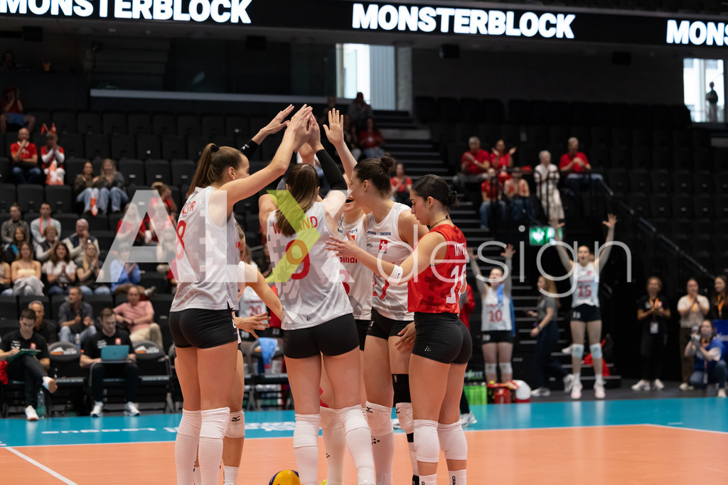 Georgia v Switzerland - CEV European League Women | KRIENS, SWITZERLAND - JUNE 12: SARINA WIELAND of Switzerland, FABIANA MOTTIS of Switzerland, SAMIRA SULSER of Switzerland, MÉLINE PIERRET of Switzerland and MERET AARDEN of Switzerland celebrating during the CEV European League match between Georgia and Switzerland at Pilatus Arena on June 12, 2026 in Kriens, Switzerland. - Realisiert mit Pictrs.com