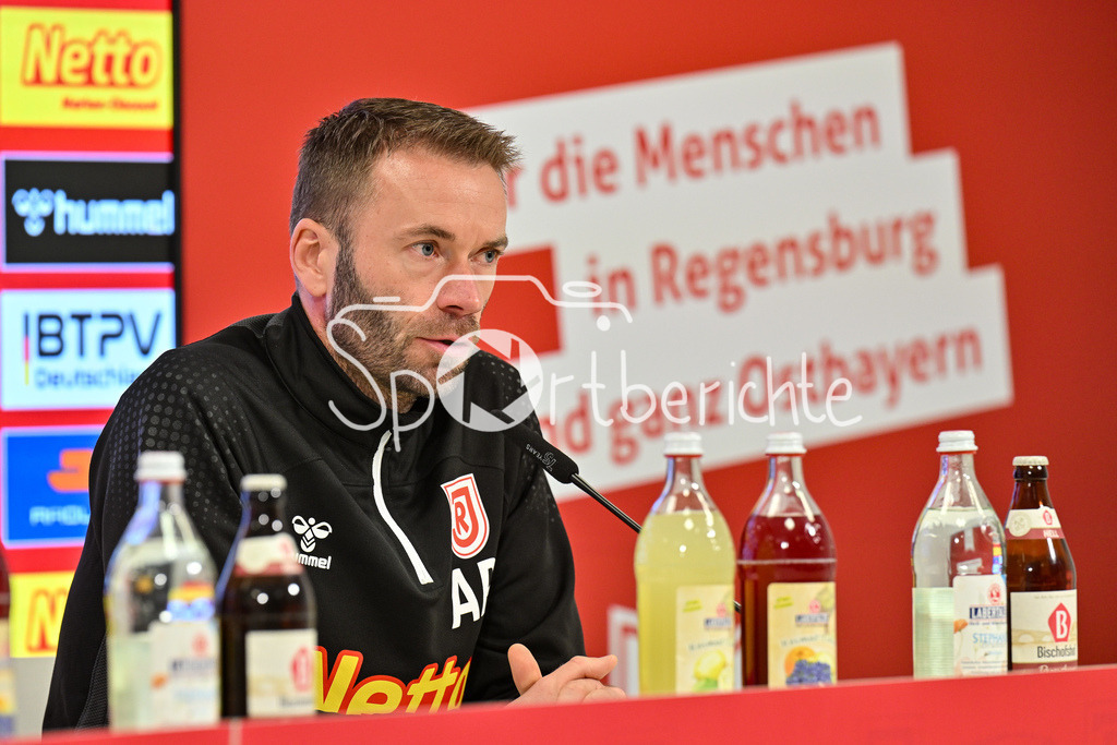 SSV Jahn Regensburg - 1. FC Köln | Im Bild Andreas PATZ Trainer SSV Jahn Regensburg auf der Pressekonferenz nach der Partie in Regensburg / 2. Bundesliga: SSV Jahn Regensburg - 1. FC Koen, Jahnstadion am 08.12.2024
