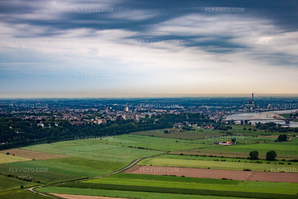 Aerial view: View of the town in Persingen in the state Gelderland, Netherlands. – Photo: IMG_44849.jpg taken on 08/21/2011 by Werner Riehm/FLY-FOTO.com – Resolution of the original: 4752 x 3168 px