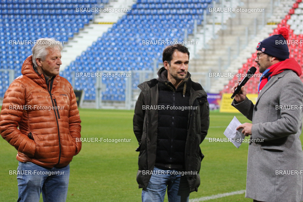 KFC Uerdingen - Ratingen 04/19 | Krefeld, Deutschland, 02.12.25 Ex-Spieler Marcel Witeczek und Markus Wedau (KFC Uerdingen) Manuel Kölker (Freunde und Förderer) vor dem Oberliga Niederrhein Spiel zwischen KFC Uerdingen - Ratingen 04/19 im Krefelder Grotenburg Stadion am 02. Dezember 2025 in Krefeld (Foto von Ralph Görtz / Brauer-Fotoagentur)