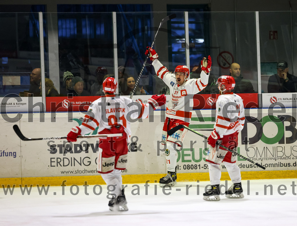 2023-03-19_078_TSV_Erding_gegen_TEV_Miesbach | Erding, Deutschland, 19.03.2023:
Eishockey, Bayernliga Playoffs 2022 / 2023, Halbfinale, TSV Erding gegen TEV Miesbach, Endergebnis: 

Bohumil Slavicek (TEV Miesbach, #91), Felix Feuerreiter (TEV Miesbach, #21)

Foto: Christian Riedel / fotografie-riedel.net