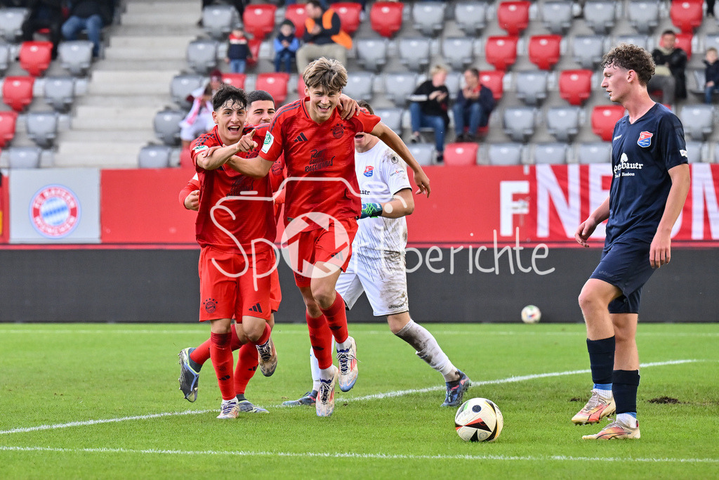 FC Bayern München U19 - SpVgg Unterhaching U19 | Jubel der Bayern nach dem Treffer zum 2-1 durch Magnus DALPIAZ (FC Bayern München U19 #2) / Freude / Happy / Tor / Torschuetze