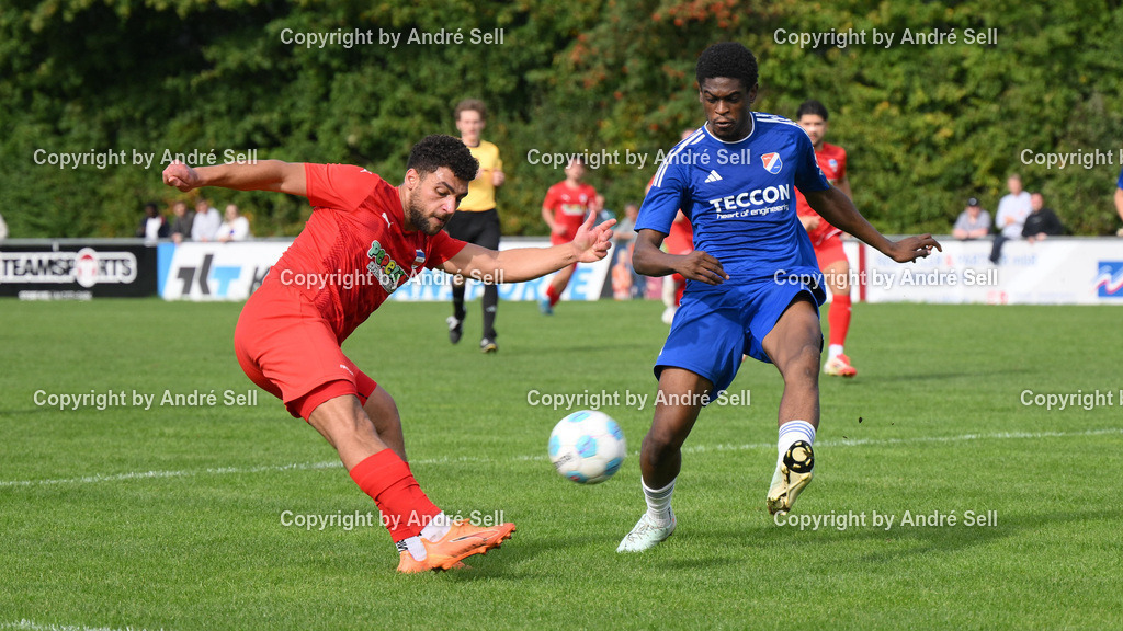 SpVg Eidertal Molfsee vs Inter Türkspor Kiel | Seymen-Ahmet Ködörgü (Molfsee #37) vs Mohamed Bouzoumita (Inter #89) / Fußball-Landesliga Schleswig Männer 2026/2027 / SpVg Eidertal Molfsee vs Inter Türkspor Kiel / Platz A / Molfsee / 03.10.26 - Realisiert mit Pictrs.com