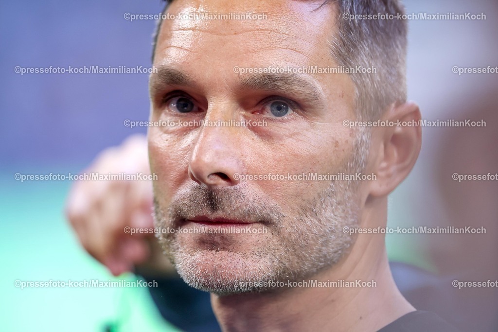 S0401082501005 | 01.08.2025, Fußball, FC Schalke 04 - Hertha BSC, 1.Spieltag, 2. Fußball Bundesliga, Veltins-Arena Gelsenkirchen, Saison 2025 2026: Cheftrainer Stefan Leitl (Hertha BSC) DFB regulations prohibit any use of photographs as image sequences and or quasi-video.