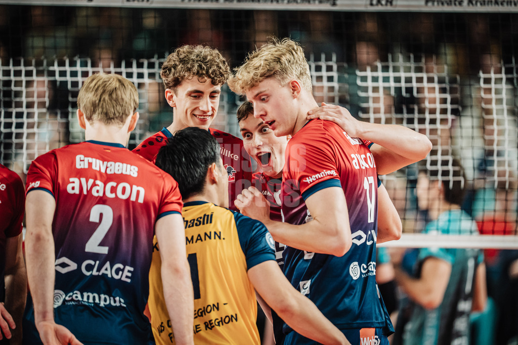 Volleyball | Herren | Saison 2025/2026 | 1. Volleyball Bundesliga Männer | DVV Pokal Halbfinale | SVG Lüneburg vs. SWD powervolleys Düren | 16.12.2025 | Jubel bei Lüneburg v.l. Daniel Gruvaeus (#2, SVG Lüneburg), Sho Takahashi (#21, SVG Lüneburg), Joscha Kunstmann (#7, SVG Lüneburg), Santeri Välimaa (#12, SVG Lüneburg) und Axel Valentin Enlund (#17, SVG Lüneburg)
